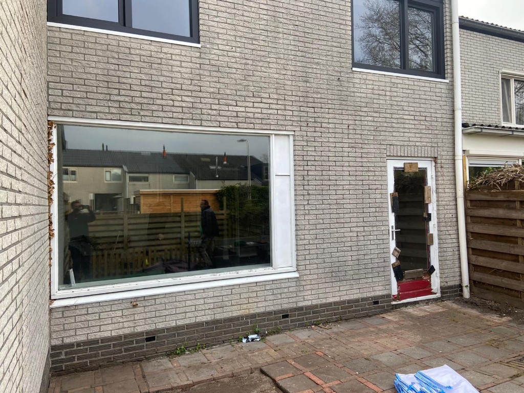 Achtergevel tijdens plaatsing van kozijnen en deur