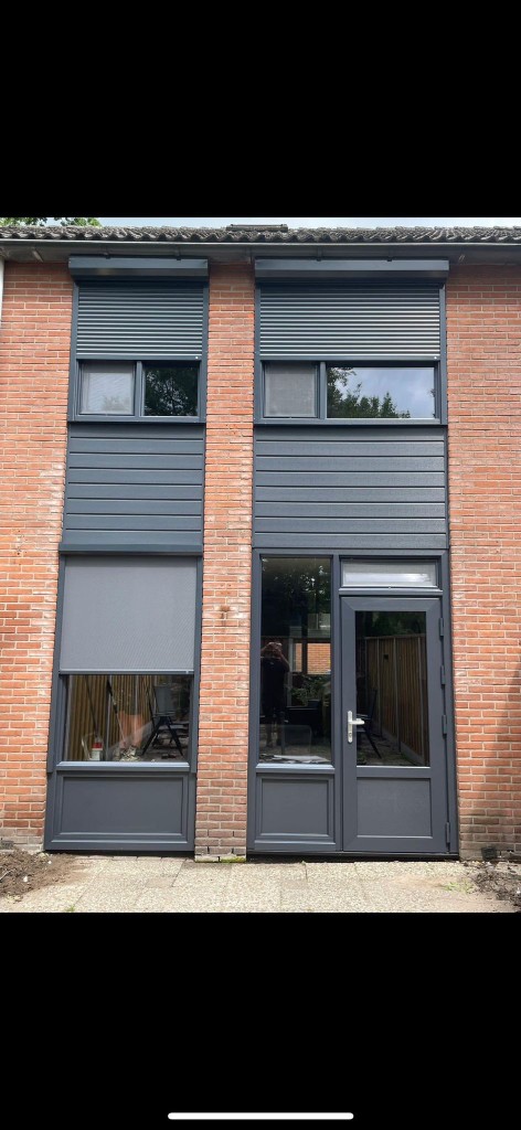 Dezelfde gevel met nieuwe antraciete kozijnen en gevelpanelen