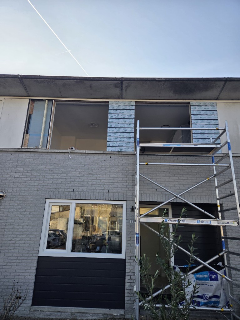 Gevelrenovatie met steiger en open kozijnen