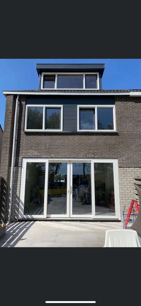 Bovenverdieping met antraciet kozijnen