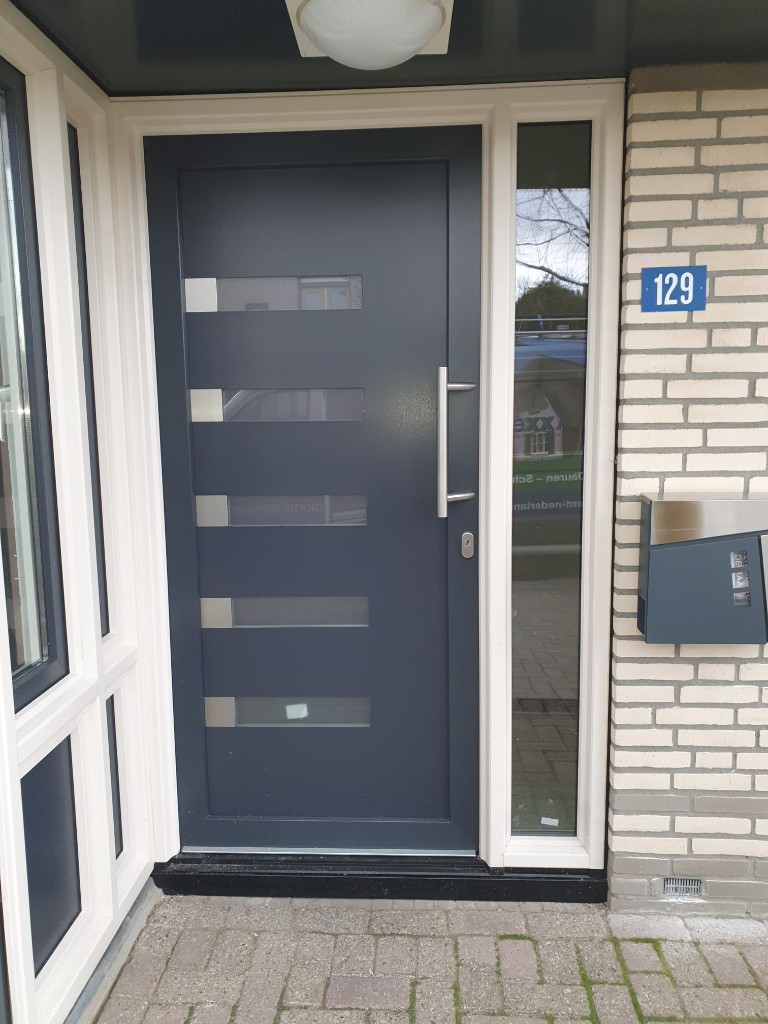 Zijgevel met nieuwe kozijnen en gevelbekleding