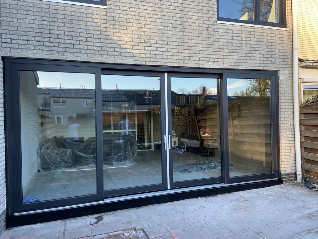 Afgeronde schuifpui met antraciet kunststof kozijn