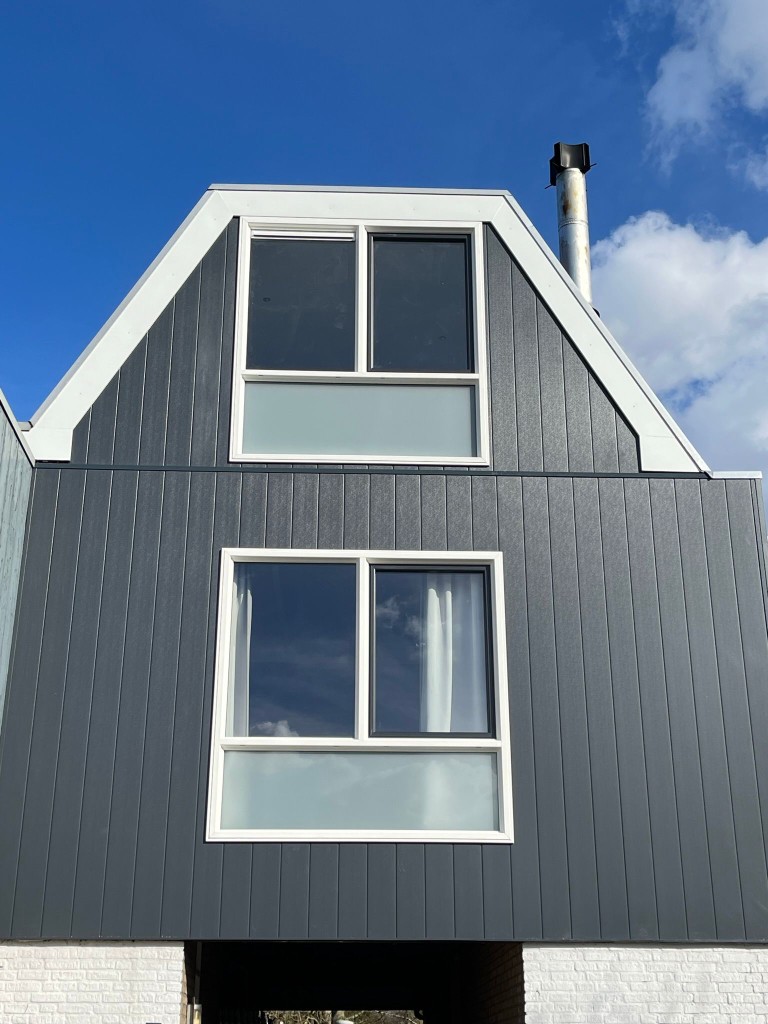 Moderne voordeur met melkglas en antraciet kozijn
